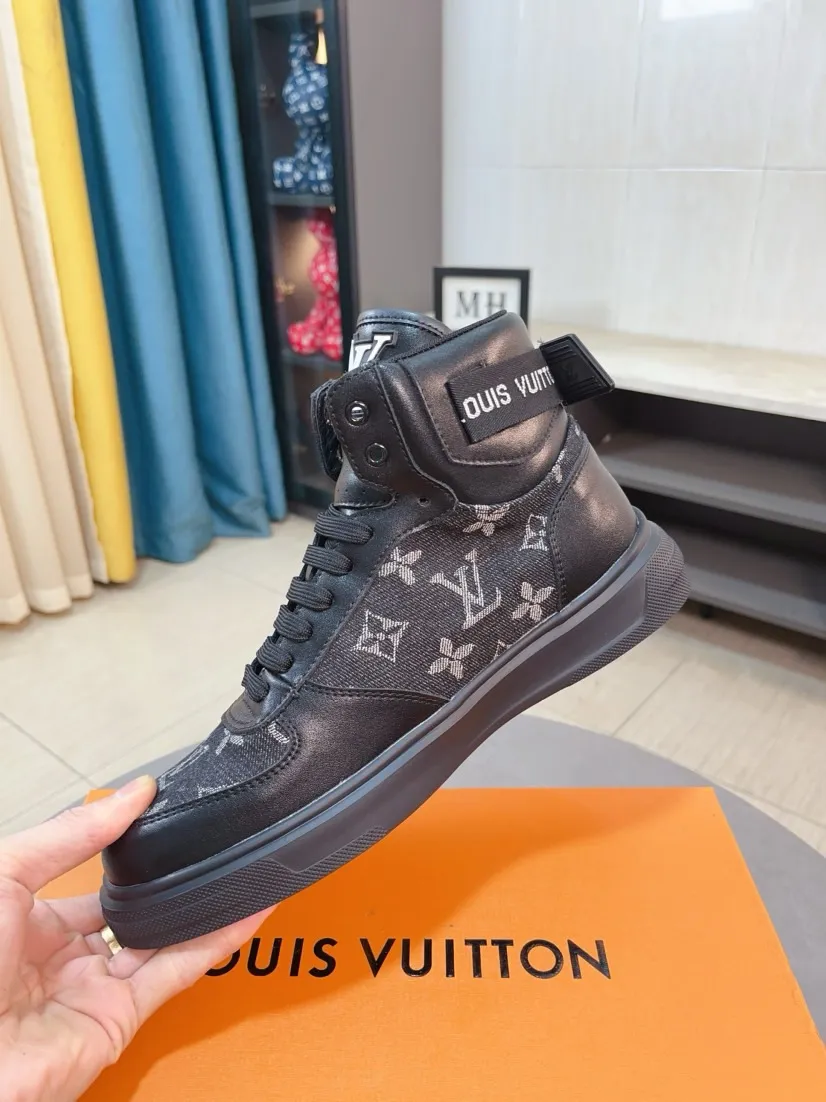 Men's shoes 💰440🌹🌹【LOUIS VUITTON】Same style on Louis Vuitton* official website🚹Men's high-top casual shoes❤️Same style as popular celebrities and big names ~ Best-selling at home and abroad Lv focuses on the checkerboard series...Imported first-layer cowhide with special fabrics➕Full sheep leather lining➕Brand-specific hollow outsole💎Produced by OEM The highest version🔍🔍Number of codes: 38-44,